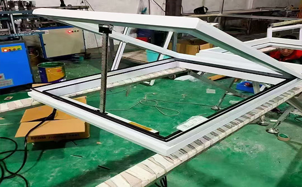 某地下车库出入口铁门关排烟窗配置工程