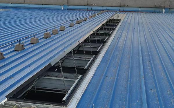 某城市大型商业综合体中庭铁门关排烟窗工程