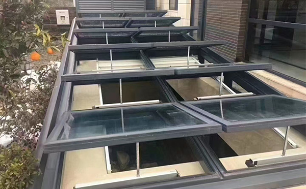 某轨道交通车辆维修车间铁门关排烟窗应用