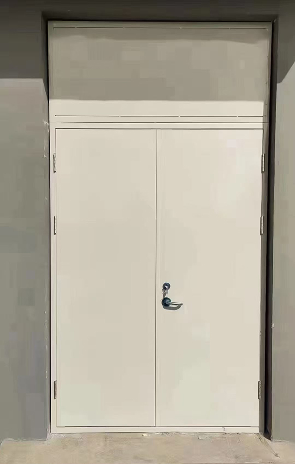 展览馆项目完成大跨度铁门关防火门安装